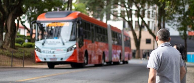 Curitiba lança edital com paradas de ônibus abastecidas por energia solar